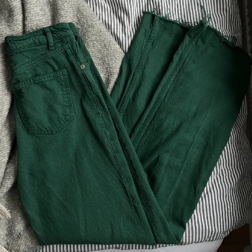 Grönan jeans från zara. Jeans & Byxor.