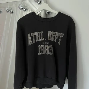 Sweatshirt  - Sweatshirt från gina tricot i storlek m