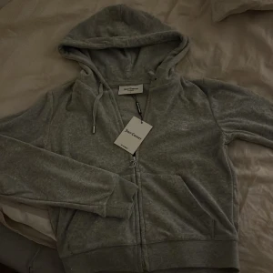 Juicy Couture  - Säljer en grå juicy kofta i storlek M. Helt ny aldrig använt därav inga defekter.  Säljer den för 500 prdi hår att diskuteras. Vill bli av med den dså fort som möjligt😅