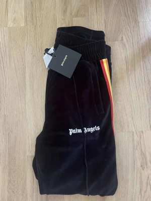 Palm angels byxor - Palm angels byxor, knappt använda små i storlek 