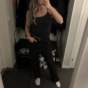 90s Straight jeans från Bikbok, sitter så fint! Men dom kommer tyvärr ej till användning för mig:( - Så fina 90 a jeans svarta från Bikbok, använda 1 gång  W28/L32