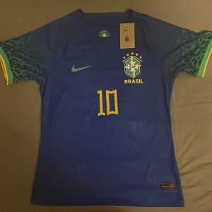 En Brasilien VM 2022 borta tröja med Neymar Jr tryck. Har haft tröjan ett tag används inte pga att den e för liten. 