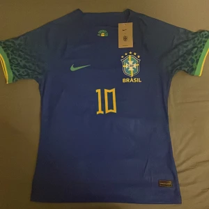 Neymar tröja  - En Brasilien VM 2022 borta tröja med Neymar Jr tryck. Har haft tröjan ett tag används inte pga att den e för liten. 