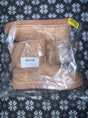 Nya Uggs - Ett par helt nya Uggs från märket Monki. Med tags 🏷️ 