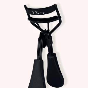 Ögonfransböjare - Säljer min ögonfransböjare från dior ❤️ köpte för 300 säljer för 150 + frakt nästan aldig använd och man kan byta kudde till den