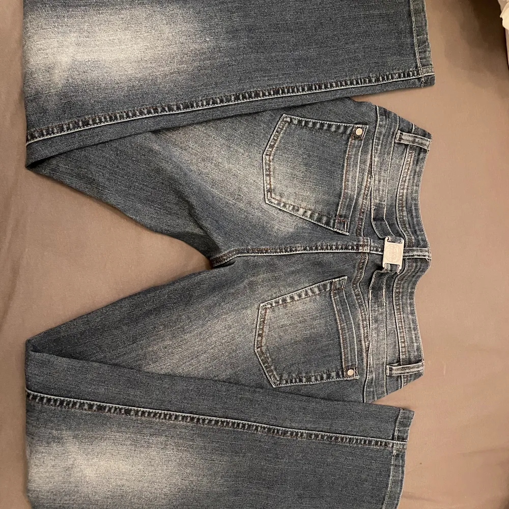 Snygga jeans med tvättad denim, från melrose. Storlek xs/s. Hör av er vid frågor 💘. Jeans & Byxor.