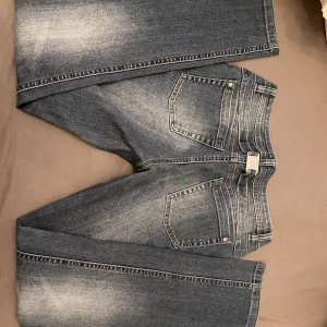 Jeans med snygg baksida lågmidjade - Snygga jeans med tvättad denim, från melrose. Storlek xs/s. Hör av er vid frågor 💘