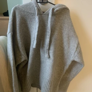 Stickad hoodie i nyskick  - Stickad hoodie från zara helt i nyskick 💓 Köpte för ett tag sedan men har aldrig använt då den är lite för stor 🥰 Skriv privat via intresse. Orginalpris är 500 kr 💓