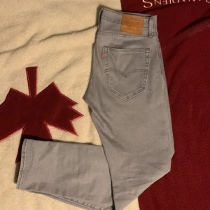 Levi’s Jeans Grå - Säljer mina feta Levi’s knappt använda, inga defekter. Hör av dig om du har frågor   PS. Själv är jag 180 å de sitter perfekt.