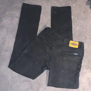 Svarta jeans från märket Gul&Blå. Bra skick men säljer då dom ej kommer till andvändning.  Hittar ingen storlekslapp men skulle säga att de är xxs elr lite mindre xs. 🤗