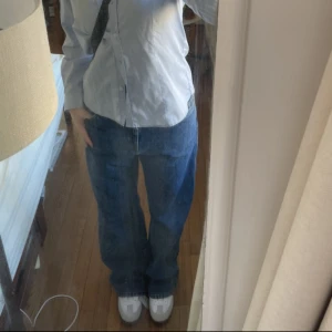 Blåa jeans!  - Coola blåa jeans. Dem är i bra skick, förutom några (minimala) defekter vid hälen. Skriv om du har frågor!