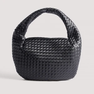 Bottega liknande väska - Säljer min bottega liknande väska från NA-KD för jag har en liknande. Det är den perfekta storleken på väska och är så rymlig! Älskar den verkligen! Knappt använd💕 slutsåld på hemsidan❤️