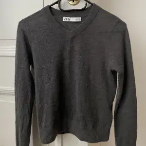 Mörkgrå finstickad tröja från Zara med alpackaull! Verkligen så gosig och skön! Lite kortare i modellen💕 Knappt använd. 