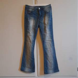 Blåa jeans i flare modell. Köpta second hand men aldrig använt eftersom de är för små, men skick är fortfarande bra!