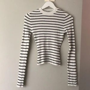 Randig långärmad tröja  - Helt ny, säljer p.g.a inte använder den.💓 Jag tar bara seriösa köpare, men man får såklart ställa frågor🥰