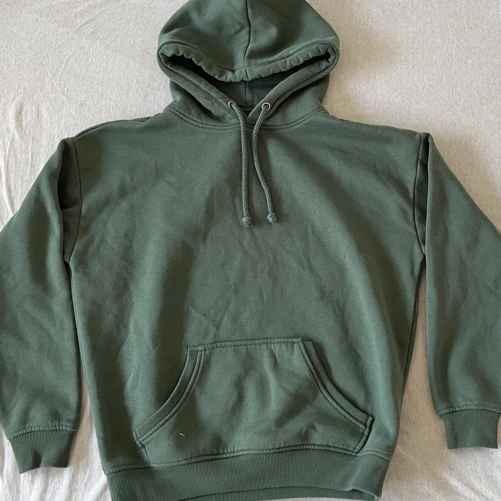 Snygg grön hoodie från bikbok som är sällan använd💕väldigt bra skick. Köpt för 399kr💕. Hoodies.