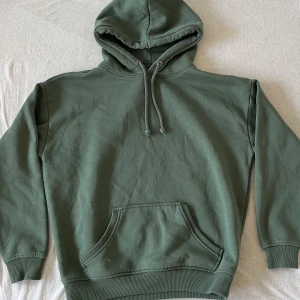Hoodie från bikbok - Snygg grön hoodie från bikbok som är sällan använd💕väldigt bra skick. Köpt för 399kr💕