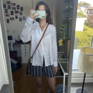 Randiga shorts - Blå/vitrandiga shorts i luftigt material. Väldigt bekväma och har även fickor! Vid snabb affär kan pris diskuteras 😁