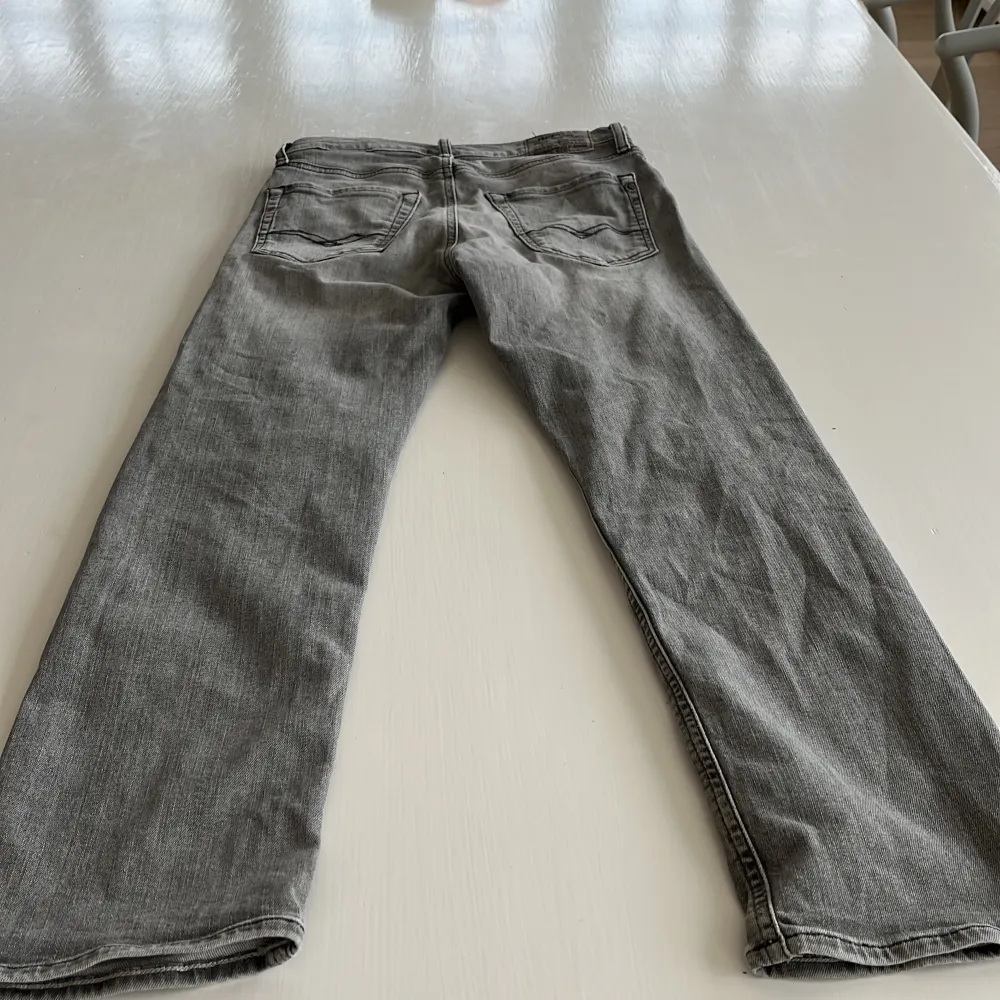 Ett par grå jeans från replay Model:Thad  Storlek: 12 år 150cm Färg: grå Köpta på kidsbrandstore i våras . Jeans & Byxor.