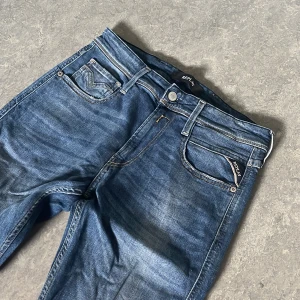 Replay Anbass Jeans - Eeplay Anbass Jeans storlek 30 men personligen tycker jag att de är lite små i storleken, mått:  Midja~37cm Ytterben~104cm Innerben~82cm Materialet är lite stretchigt, fråga gärna frågor men jag kan inte ge en bra bild hur de ser ut på för de inte passar.