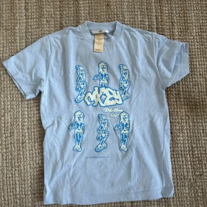 Eytys T-shirt  - Säljer denna T-shirt från Eytys. Är i storlek XS men väldigt oversized. Möts upp vid slussen om så önskas! 