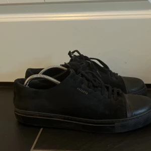 AXEL ARIGATO - Unika arigatos i storlek 43. Går ej att köpa längre. De är i bra skick. Köpta för 2500, säljer för 650 då jag vill bli av med dem. Texten på ena sidan är lite utsuddad skriv för fler bilder. (Säljer åt min bror)