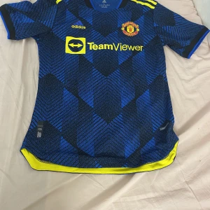 Manchester United  - Säljer en Manchester United tröja. Väldigt fin och bra kvalitet. Knappt använda. Storlek L men passar även M. Hör av er! 