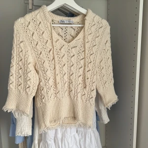 Virkad tröja Zara - Säljer nu den populära virkade Zara tröjan som är slutsåld på Zara. I jättebra skick  Nypris: 279kr