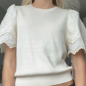 Krämvit topp🤍 - Superfin krämvit topp som är stickad med volangärmar🤩endast använd en gång så i nyskick!! (Från: & Other stories)💗💗