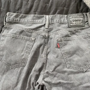 Gråa Levis lågmidjade jeans  - Ett par lågmidjade gråa Levis jeans som säljs då de inte längre passar. De är köpta second hand men i väldigt bra skick. De är i storleken 34x34 men sitter som 31x34. Vid några frågor om tex mått eller något annat är det bara att skriva❤️
