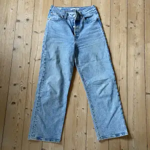 Blåa högmidjade levis jeans, modellen heter ribcage straight ankle jeans dvs att dem är kortare i modellen! För mig som är 167 är den en aning för korta. Stl 28 men insydda så skulle säga mer som 27💕köparen står för frakt!