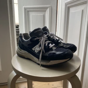 New Balance 992 - Säljer ett par New Balance 992 i svart. Nypris ca 2600. Väldigt bra skick, inga flaws. 