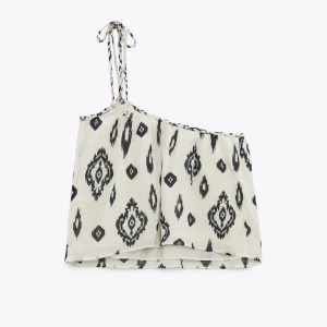 Zara topp - Säljer denna jätte snygga toppen från Zara som nu är slutsåld🥰 Storlek M men skulle säga att den passar S💗aldrig använd bara provad💕nypris 329 säljer för 125