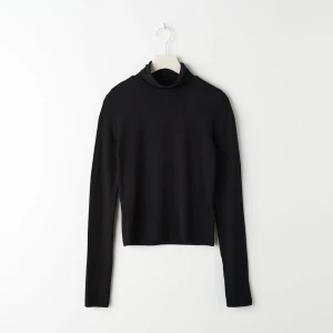 Långärmad tröja med polo (svart) - Säljer denna långärmade tröjan från gina tricot med polo   Tröjan har används några få gånger (1-2 ggr)   Inga skador/fläckar   Nytt pris 199 kr mitt pris 60 kr