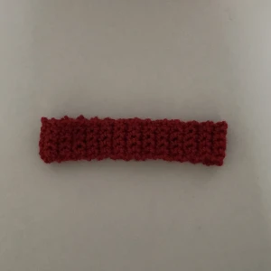 Rött pannband/hårband - Säljer detta röda pannband/ hårband. Funkar bra som pannband på vintern och hårband på sommaren. Handgjort, nytt och oanvänt. Kontakta gärna vid frågor, köpare står för frakt. Har också andra hårband, pannband, smycken och nyckelringar på min profil.