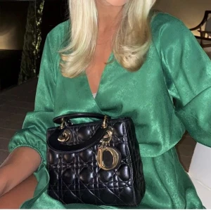 Grön klänning Zara  - Grön klänning från Zara i storlek S