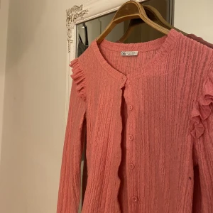 Rosa kofta  - Rosa kofta från ZARA. Så fin rosa färg! Köpte förra sommaren, men knappt använt den. 