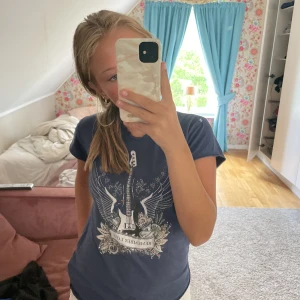 Zadig tröja - Marinblå Zadig tröja som ja köpt här på Plick! Superfin och kan ha på höst och sommar💖