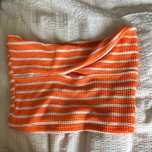 Orange/vit tubetop  - Orange vit ribbad tubetop som aldrig är använd, materialet är stretchigt.