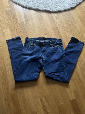 Emporio Armani Jeans - Hej! Säljer mina Emporio Armani Jeans då dem har blivit för små för mig. Skulle säga att dem är strl. M men passar även folk som har S. Använd fåtal gånger, har ärvt dem.