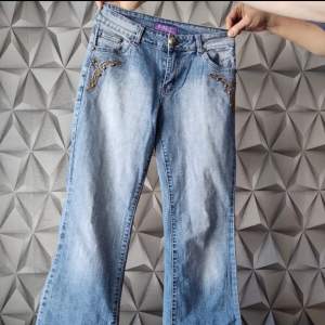 så snygga lågmidjade jeans som är i bra kvalitet och aldrig använda, de har små detaljer på sidorna och där bak🦋