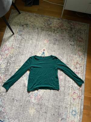 Här är en så fin långärmad tröja i Storlek S ifrån Zara. Köpt för 200 säljer nu för 70. Köparen står för frakten💗