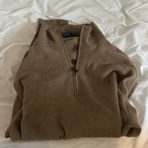 Fräsh Ralph lauren half zip - Hej! Säljer denna raplh lauren piké då ja ej har användning för den löngre L/Xl men passar även m för den sitter lite pösigt på mig som har m/ pris går att diskuteras