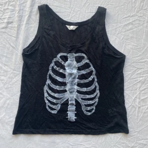 Svart linne  - Svart lite smått genomskinligt linne med skyller som har målats på i efterhand. Kan inte garantera att det håller sig i tvätten. 😊