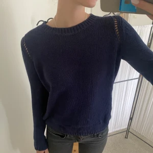 Stickad tröja - Marinblå stickad tröja från märket Peppercorn. Bra skick utan defekter! Frakt tillkommer💓