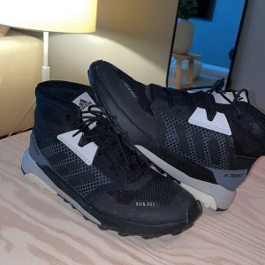 Adidas terrex - Vattentåliga adidas terrex skor. Lite nyttjade, fint skick 