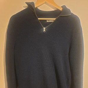 Zara quarter zip - Zara quarter zip i M som säljs pga lite för stor. Utmärkt skick, Inköpspris: 499, Mitt pris: 250 