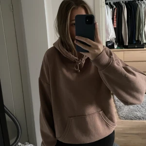 Hoodie BikBok - Asskön och tjock hoodie ifrån Bik Bok. Den är använd ett fåtal gånger och är lite nopprig men inget man tänker på i verkligheten! Nypris 399kr💘