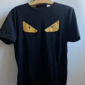 T shirt - Ett litet hål vid armen därför cond 5/10 