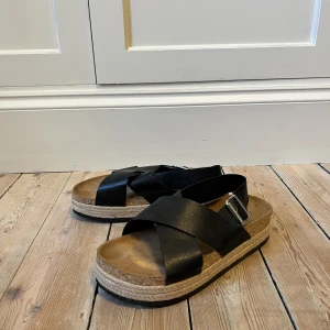 Monki sandaler - Använda vid några tillfällen för två år sedan. Stått i garderoben sedan dess. Storlek 40 och passar även 39 då de är lite små i storlek. 